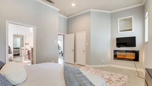 Interior - 7 Mi to Galleria Dallas: Family Home w/ Yard (Dallas)