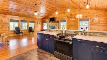 House (3 Bedrooms) | Interior