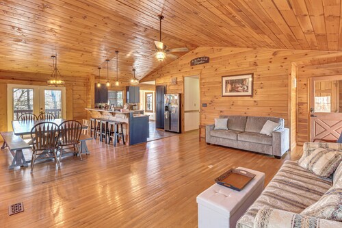 Woodsy Hideaway: 8 Mi to Henderson Falls Park!