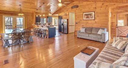 Woodsy Hideaway: 8 Mi to Henderson Falls Park!