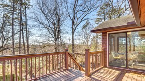 A wooden deck with a glass door leading to an outdoor seating area. - Woodsy Hideaway: 8 Mi to Henderson Falls Park! (Toccoa)