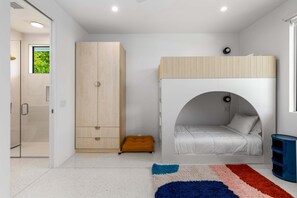 4 chambres, bureau, fer et planche à repasser, accès au Wi-Fi (inclus)