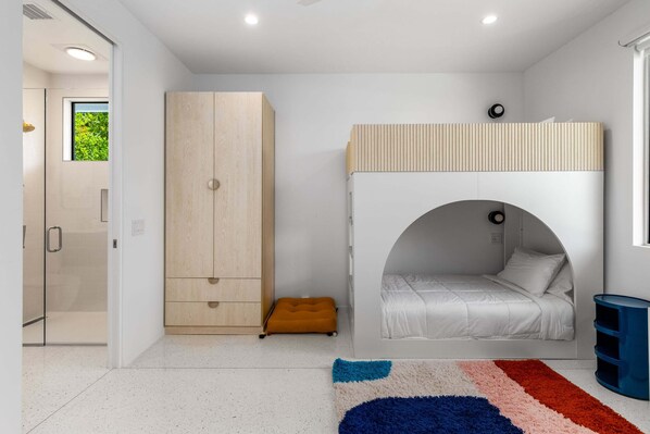4 bedrooms, desk, iron/ironing board, free WiFi