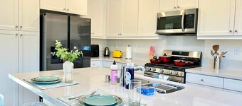 Sunny Stylish Near LA 4BR Home w Desks Lounge