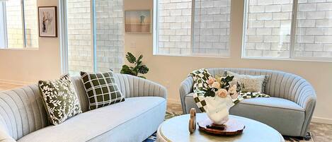 4 عدّة غرف نوم وخدمة الإنترنت