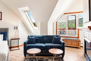 Televisión y chimenea 