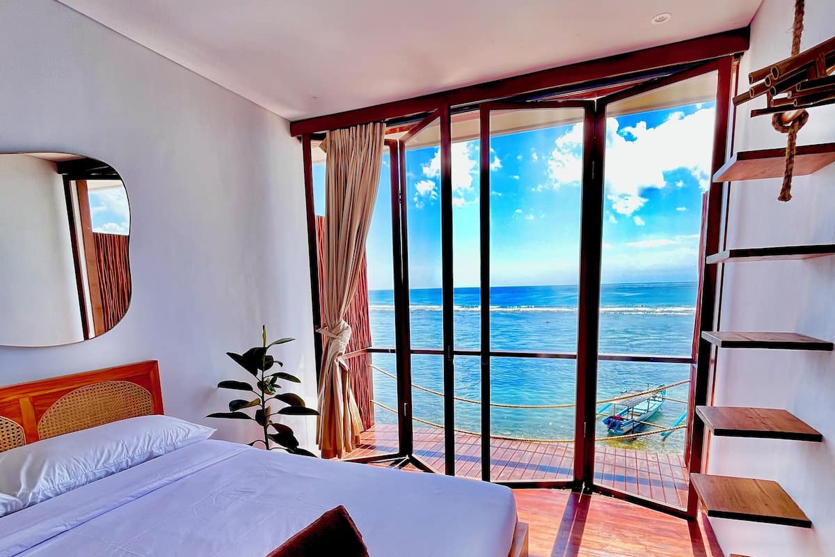 Quarto casal standard, 1 cama King, sacada, vista para o mar | Wi-Fi de cortesia