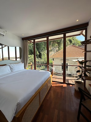 Quarto casal standard, sacada, vista parcial para o mar | Wi-Fi de cortesia