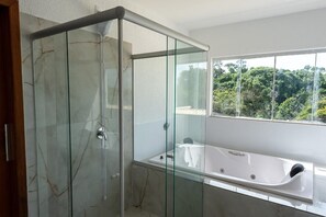 Douche, baignoire Ă jets, sĂšche-cheveux, bidet