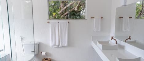 Douche, baignoire Ă jets, sĂšche-cheveux, bidet