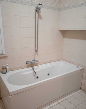 Dusche, Haartrockner, Bidet, Handtücher