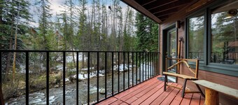 Beautiful 3 bedroom, pet friendly, magnificent river views, walk to WP resort