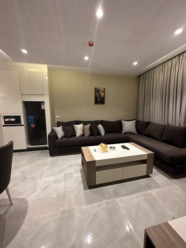 Apartment, 1 Bedroom, Accessible, Smoking | Living room
