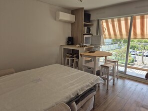 Room - Air-conditioned Studio Cabin renovated in 2025, parking, 1 minute from the port beach (Gruissan)