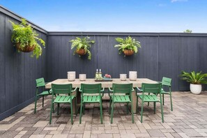 Outdoor dining - Spacious NOLA Combo | 2 Units |  Shared Pool (New Orleans)