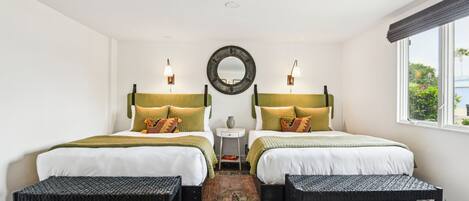 8 Schlafzimmer, Schreibtisch, Bügeleisen/Bügelbrett, Reisekinderbett
