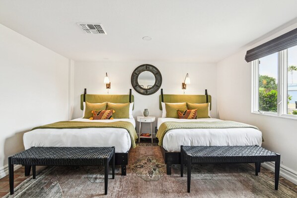 8 Schlafzimmer, Schreibtisch, Bügeleisen/Bügelbrett, Reisekinderbett