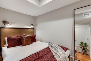 6 bedrooms, iron/ironing board, free WiFi, bed sheets