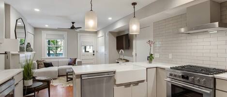 Een koelkast, een magnetron, een oven, een kookplaat