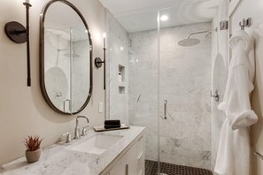 Shower, hair dryer, towels, shampoo - Elegant 5BR Savannah Estate | Walkable Downtown (Savannah)