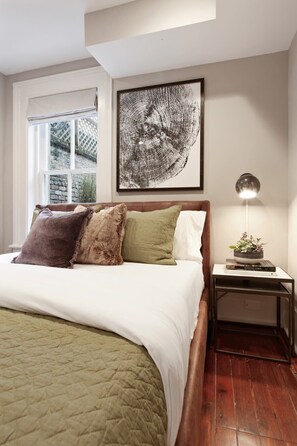 1 bedroom, desk, iron/ironing board, travel crib - Cozy, Charming Historic Home (Savannah)