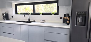 Micro-ondes, four, plaque de cuisson