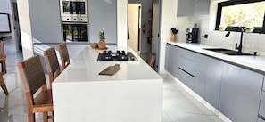Micro-ondes, four, plaque de cuisson