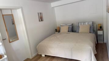 1 bedroom, travel cot, WiFi, bed sheets