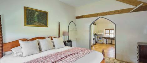 3 habitaciones, tabla de planchar con plancha y ropa de cama