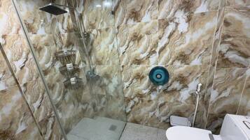 Deluxe Room | Bathroom | Free toiletries, shampoo, toilet paper