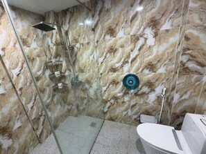 Deluxe Room | Bathroom