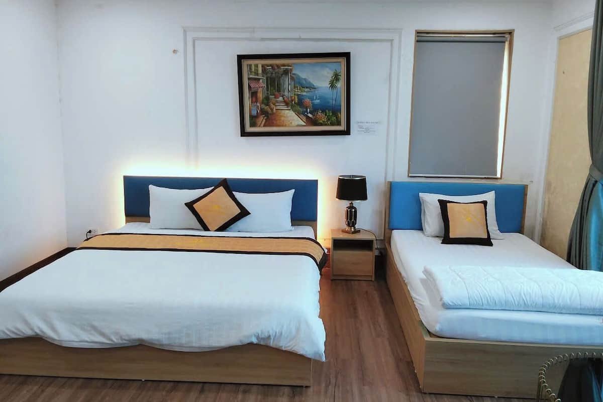 Family Room | Desk, free WiFi