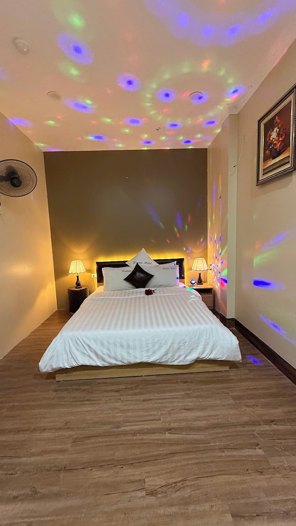 Standard Room | Meja, Wi-fi percuma