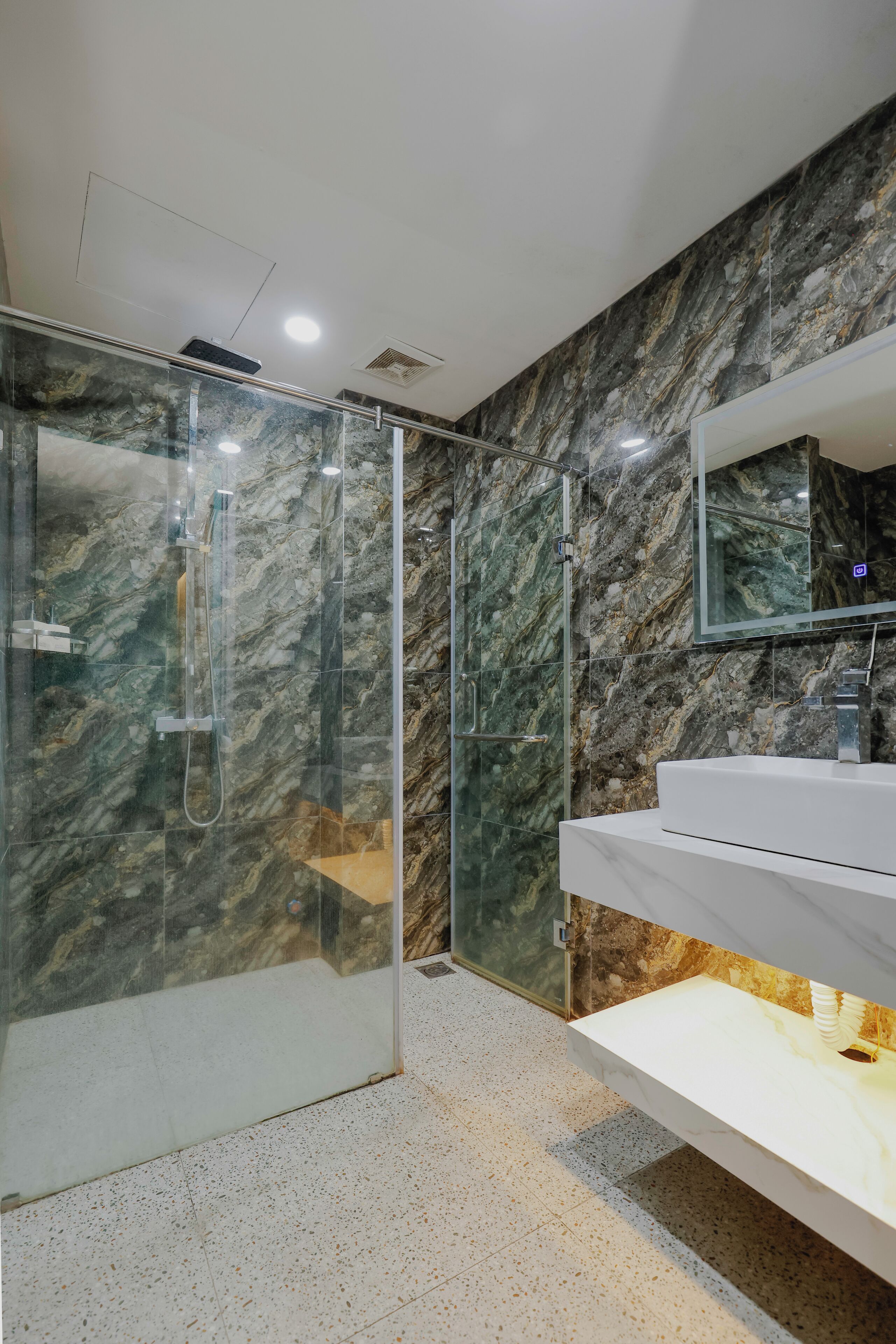 Habitación superior | Baño | Amenidades de baño gratuitas, shampoo, papel de baño 