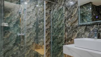 Habitación superior | Baño | Amenidades de baño gratuitas, shampoo, papel de baño