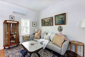 TV - The Carriage Quarters off Jones Street | 1850s (Savannah)