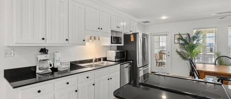 冰箱、微波炉、烤箱、炉灶