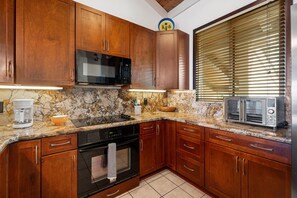 Kühlschrank, Ofen, Herdplatte, Wasserkocher mit Kaffee-/Teezubehör