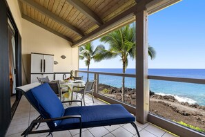 Outdoor dining - Kksr#1304 Direct Oceanfront Top Floor unit with Loft 3 bedr/3 bath! (Kailua Kona)