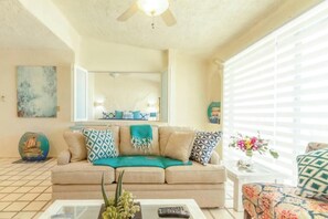 Smart TV, offices - Rooftop Terrace with Ocean Views, Steps to Marina (Cabo San Lucas)