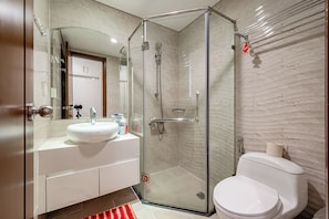 Ensemble douche/baignoire, articles de toilette gratuits, sĂšche-cheveux