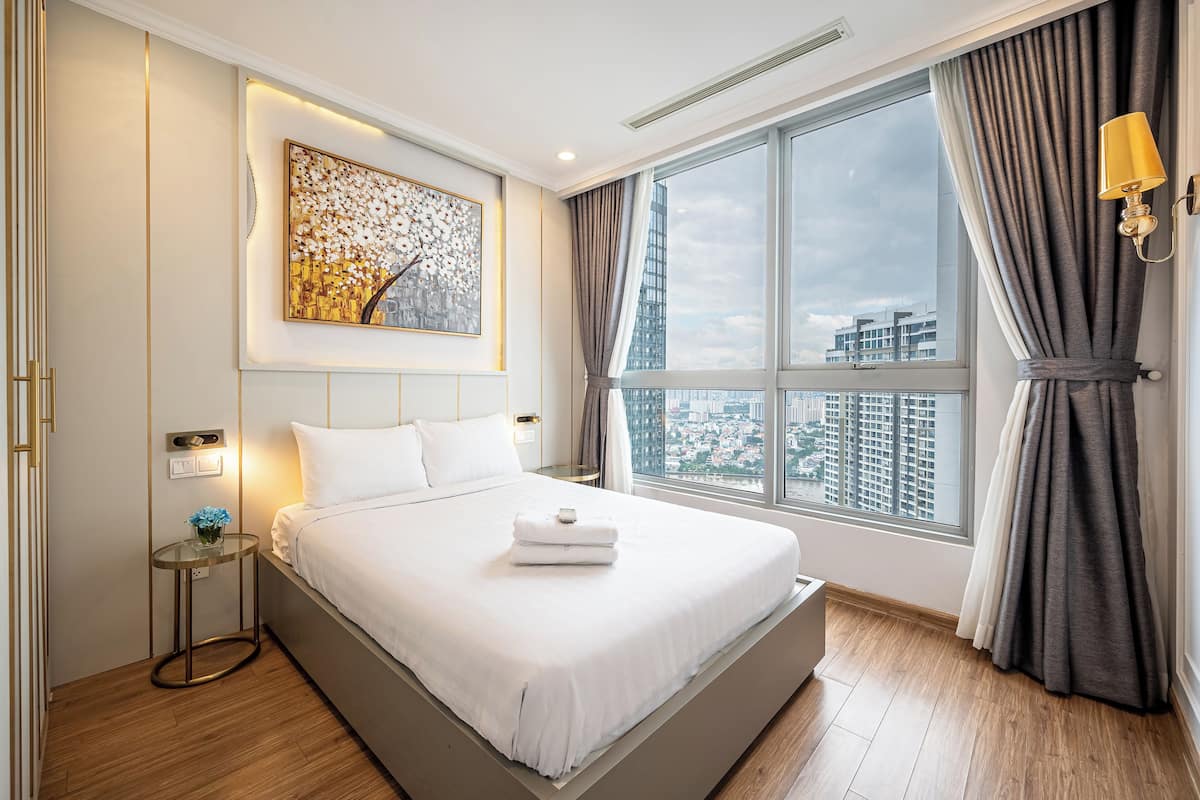 Apartamento superior, 3 quartos, sacada, vista para a cidade | Roupas de cama antialérgicas, frigobar, escrivaninha