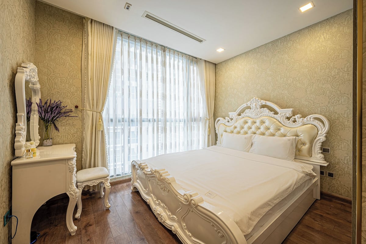 Hypo-allergenic bedding, minibar, desk, laptop workspace