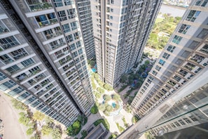 Apartamento superior, 1 quarto, sacada, vista para a cidade | Vista do quarto