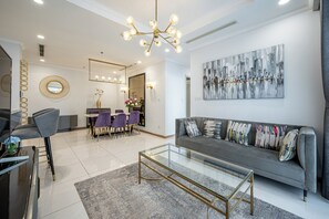 슈피리어 아파트, 침실 3개, 발코니, 시내 전망 | 저자극성 침구, 미니바, 각각 다른 스타일의 인테리어, 각각 다르게 가구 비치