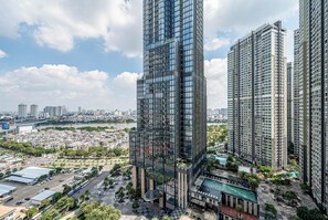 Apartament Deluxe, 3 dormitoris, balcó, vistes a la ciutat | Roba de llit hipoal·lergògena, minibar i decoració individual