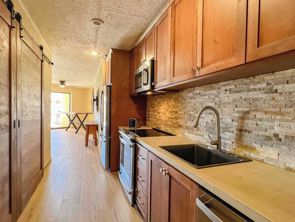 Refrigerador, microondas, horno, placa de cocina