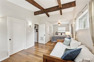 Casa, 3 quartos | 3 quartos, escrivaninha, espaço de trabalho para notebook