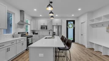 House, 4 Bedrooms | Private kitchen | Fridge, oven, coffee/tea maker, toaster