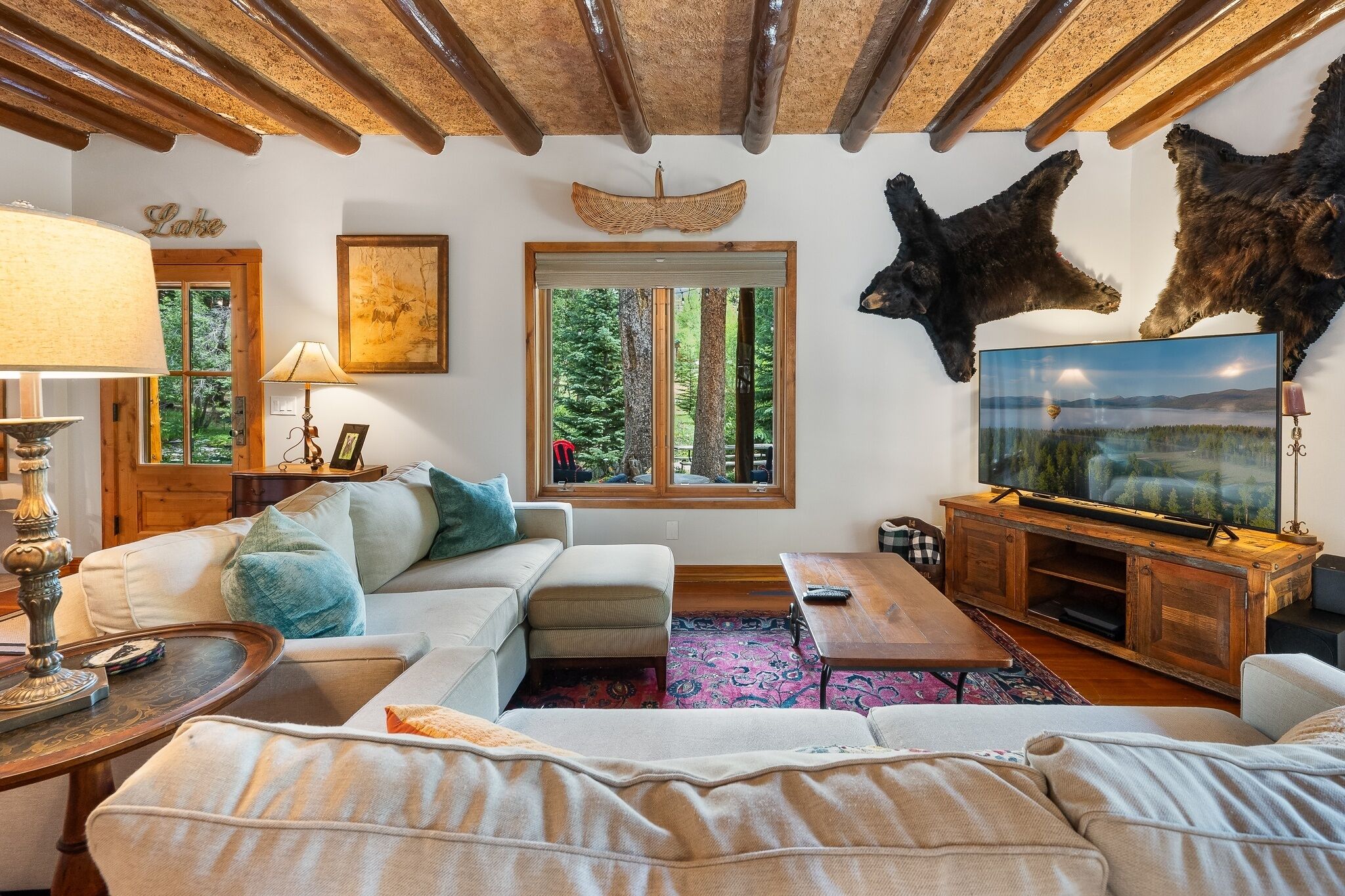 Nhà, 3 phòng ngủ | Khu phòng khách | Smart TV 